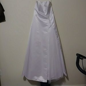 White wedding dress strapless. With dress bag